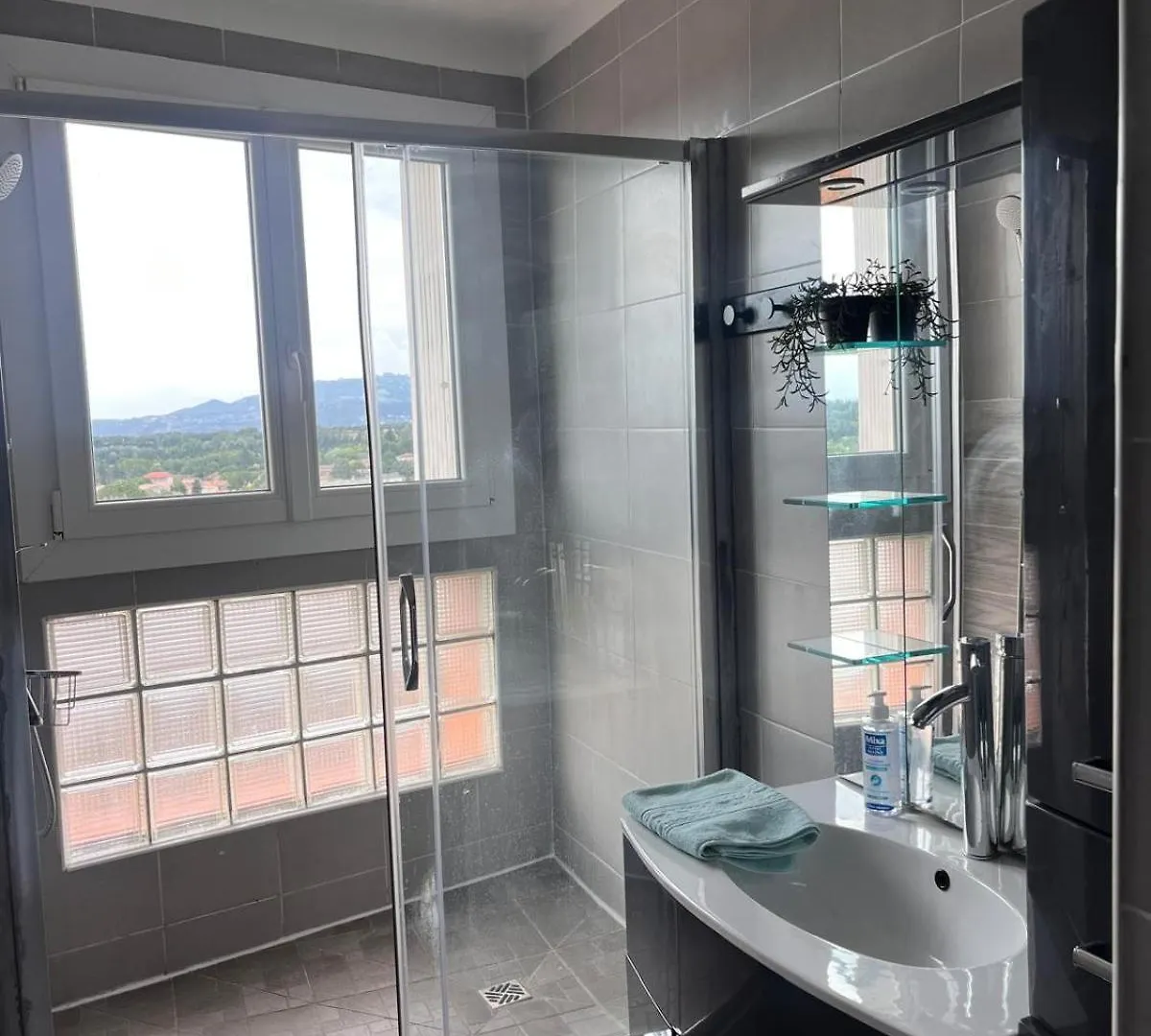 Ogooue Appartement Entier Lumineux 94M2 Maxi 6 Couchage 3 Chambres Carpentras 0*,  Γαλλία